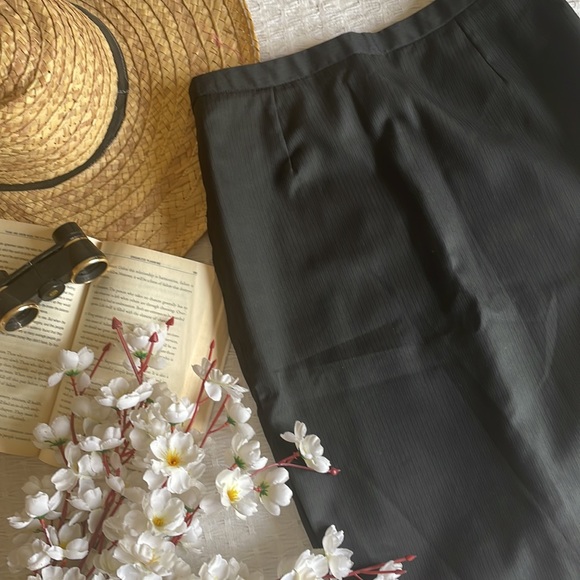 Pin striped Office skirt - knee length - Picture 3 of 9